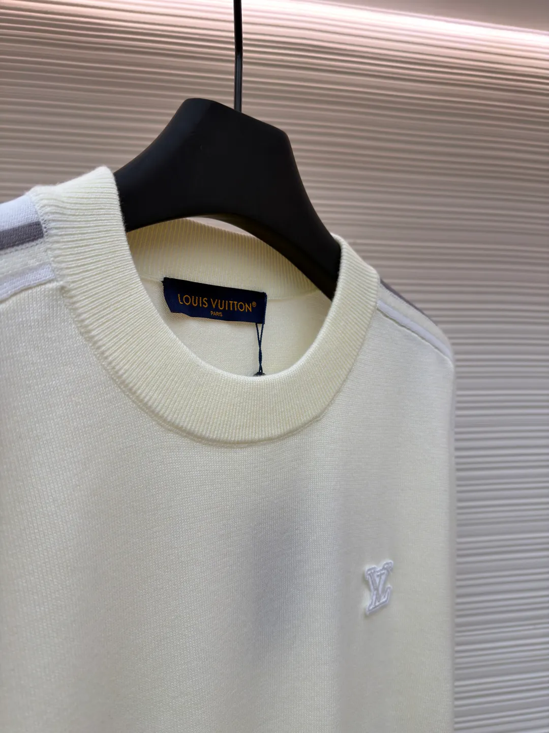 LOUIS VUITTON SKI ski series letter arm floral sweater ●Original version: purchased and developed by 14372 ●Item number: 1681678-A95 ●Fabric: wool blended fabric ●Technology: jacquard knitting ●Color: off-white ●Version: fitted version ●Weight: about 540 grams ●Size: S-M-L-XL ●Description: This knitted sweater is made of high-count combed wool and cashmere blended fabric. It has undergone multiple worsts spinning processes to ensure that the fiber is soft and not easy to pill. The ready-made garments use computerized flat knitting jacquard technology to precisely weave the brand's iconic Monogram pattern and geometric line patterns on both sides of the sleeves, creating clear layers and a strong three-dimensional effect. The LV embroidery on the chest uses precision flat embroidery technology, and the stitching is even and delicate, integrating with the body. The collar, cuffs and hem are all ribbed and have moderate elasticity, which not only ensures wearing comfort but also effectively prevents deformation. The overall tailoring follows ergonomics, and the fit is loose yet stiff. After multiple fitting adjustments, it ensures free movement. The dyeing process uses environmentally friendly reactive dyes, which have soft colors and are not easy to fade. At the same time, strict washing and color fixing treatments make the clothes feel smoother. From yarn selection to garment completion, every step undergoes strict quality inspection to ensure high quality and durability. The overall wiring is straight and delicate, the fabric is comfortable and soft, and the color is consistent without color difference. It can be matched with the same style to create a fashionable look and control various occasions. Customized accessories, complete with three standards, same style for men and women!